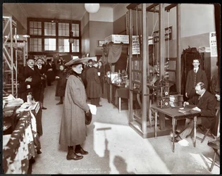 Wystawa urządzeń zabezpieczających w Amerykańskim Instytucie Służby Społecznej, Nowy Jork, 1906-07 (odbitka żelatynowa)